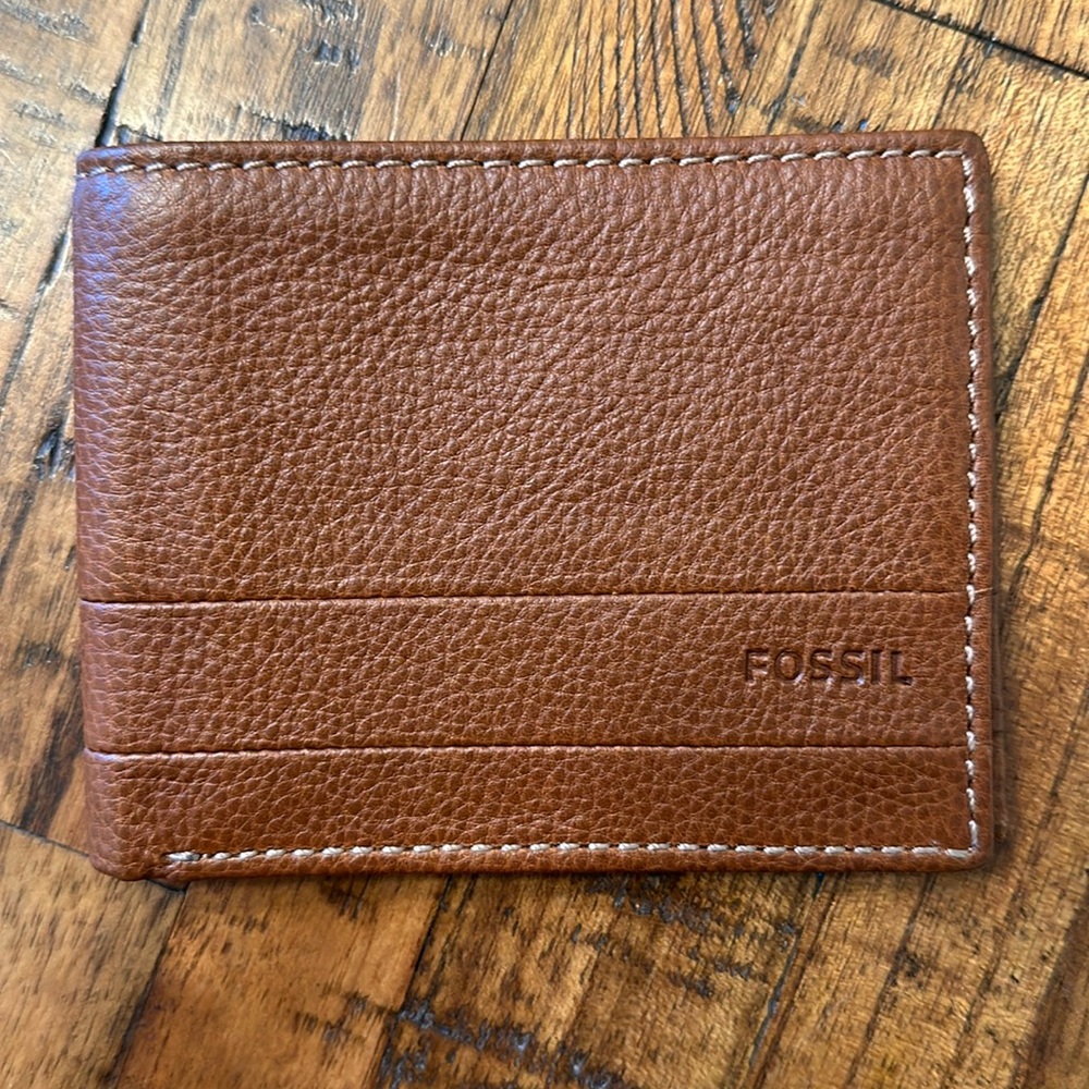 NWOT Fossil Men’s Bifold Wallet